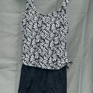 Chic Black and White Patterned one piece swim suit size 8 Azul